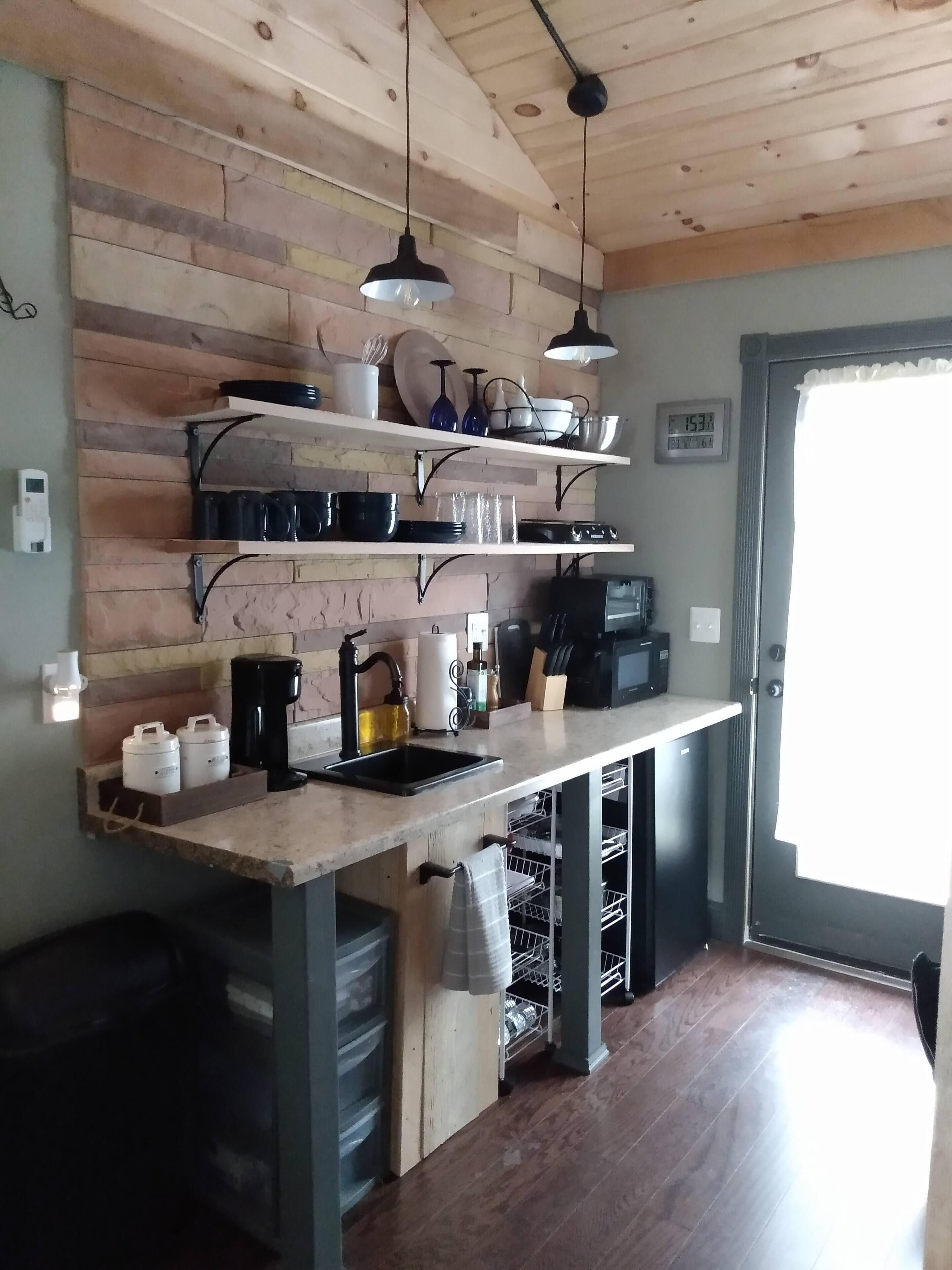 Réfrigérateur, micro-ondes, plaque de cuisson, cafetière/bouilloire