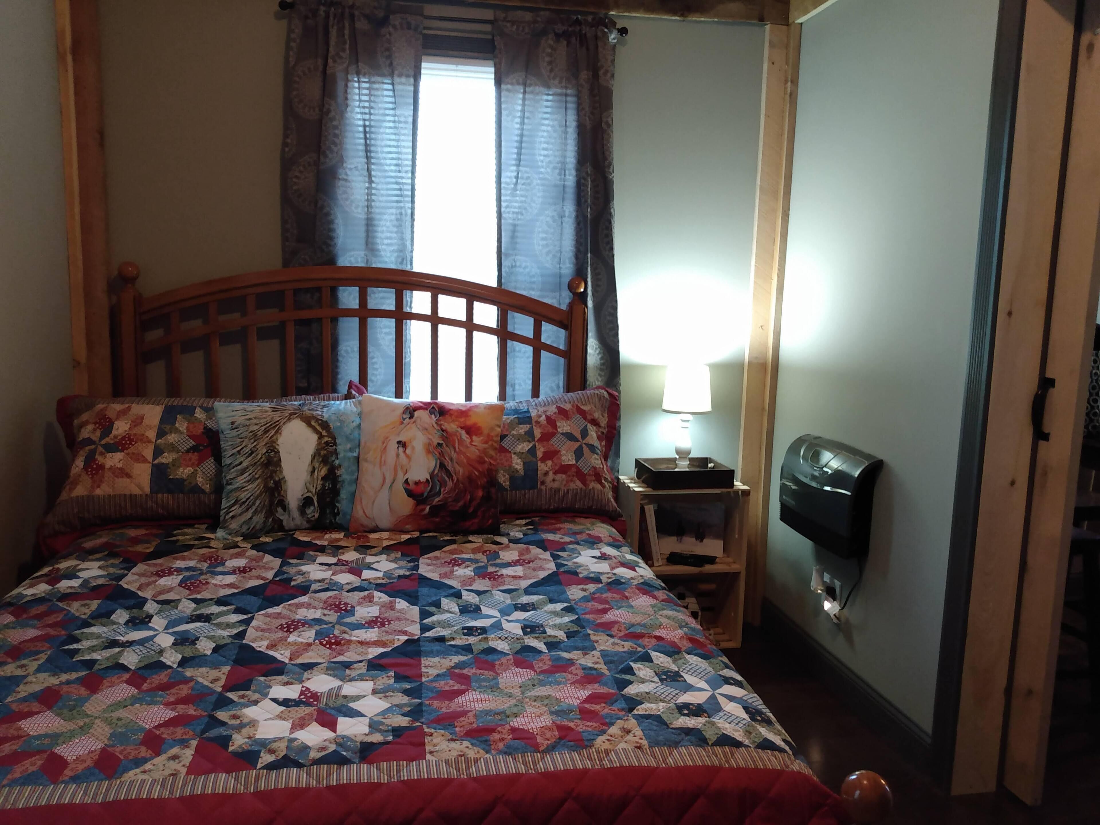 1 dormitorio, tabla de planchar con plancha, wifi y ropa de cama