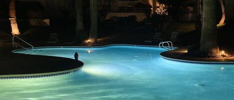 Una piscina al aire libre, una piscina climatizada