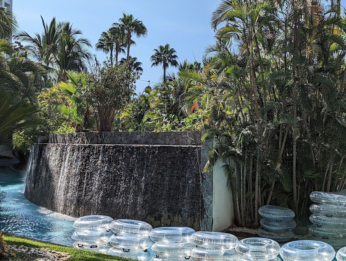 Una piscina al aire libre, una piscina climatizada
