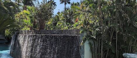 Een buitenzwembad en een verwarmd zwembad