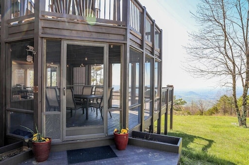 Hawks Nest · Mountain Top Cabin w/ Amazing Views, Coffee, Games