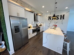 Jääkaappi, mikroaaltouuni, uuni, liesi