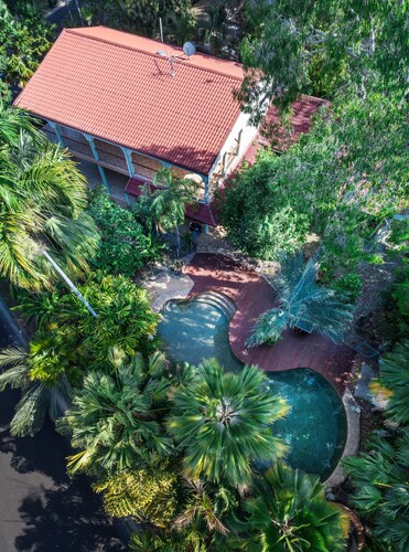 Large holiday home with 5 bedrooms and granny flat with 2 bedrooms.  Large pool