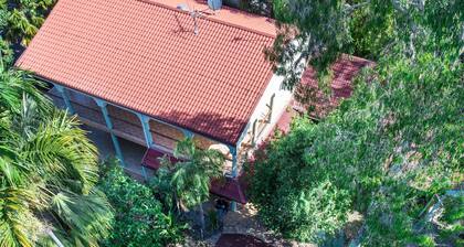 Large holiday home with 5 bedrooms and granny flat with 2 bedrooms. Large pool