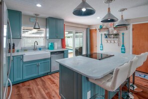 Réfrigérateur, micro-ondes, four, plaque de cuisson