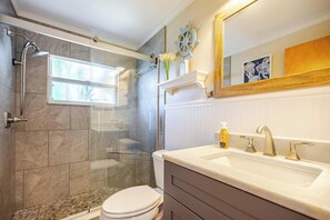 Dusche, Haartrockner, Handtücher, Seife