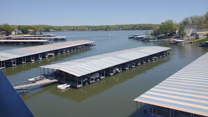 Un puerto deportivo con varias embarcaciones amarradas y estructuras cubiertas.
