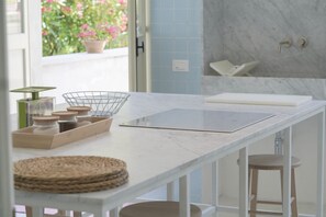 Kühlschrank, Mikrowelle, Ofen, Herdplatte