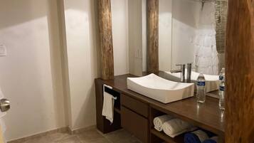 Ducha, secador de pelo, toallas, jabón