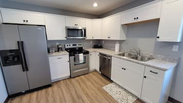 Geladeira, micro-ondas, fogão, cooktop
