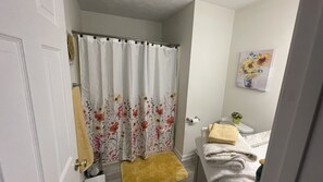 Ensemble baignoire-douche, séchoir à cheveux, serviettes fournies, savon