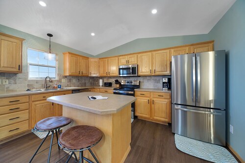 Updated Family Friendly Townhome w/ Hot-Tub 