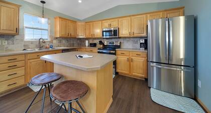 Updated Family Friendly Townhome w/ Hot-Tub