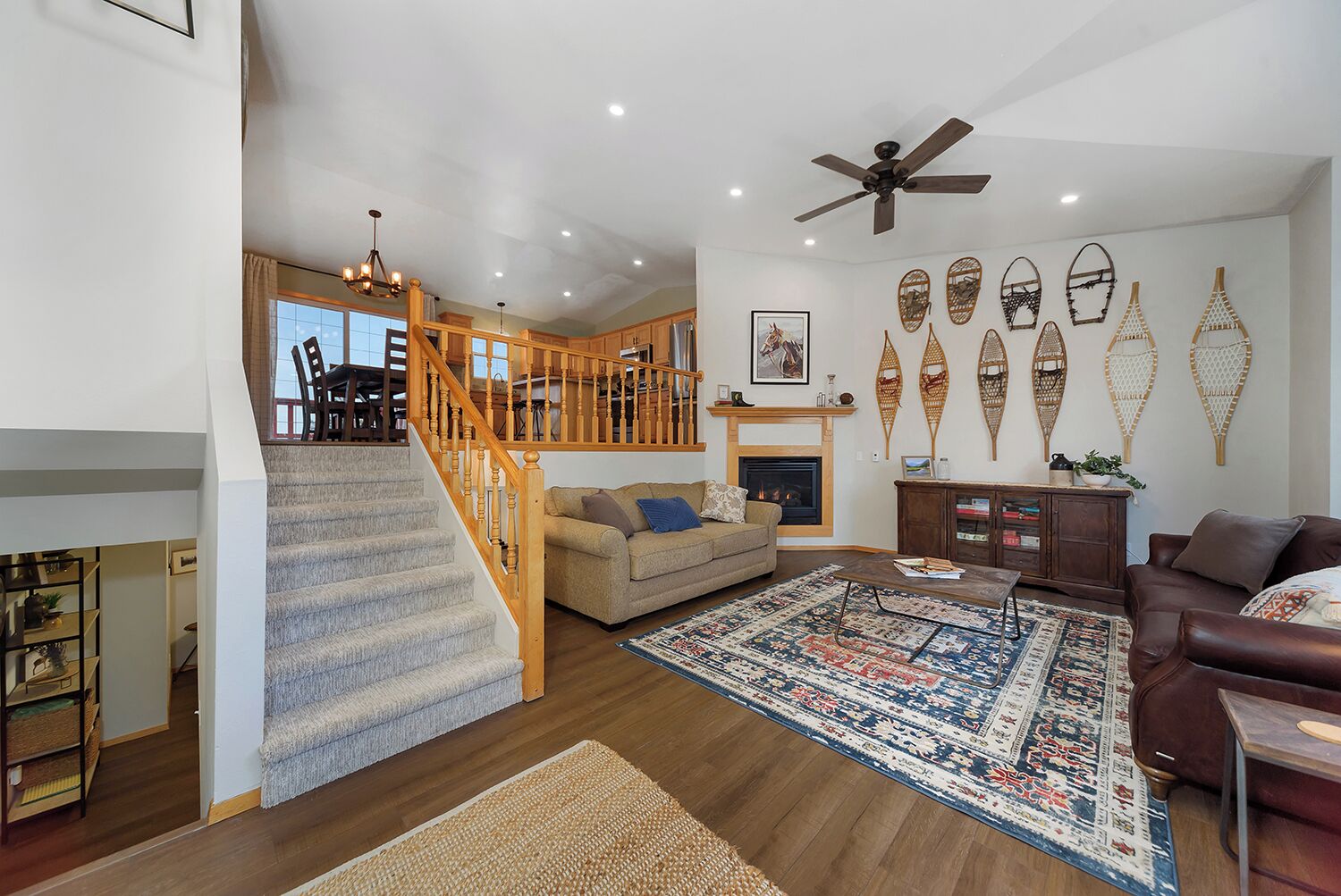 TV connectée, cheminée, jeux vidéo, lecteur de DVD