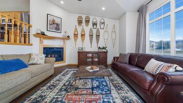 Älytelevisio, takka, videopelejä, DVD-soitin