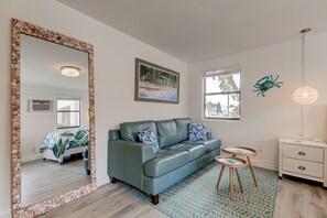 Smart TV - Poolside Updated Studio Across from the Beach!! (St. Pete Beach)