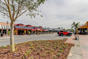 Property grounds - Poolside Updated Studio Across from the Beach!! (St. Pete Beach)