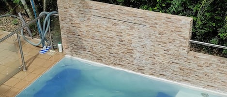 Una piscina al aire libre, una piscina climatizada