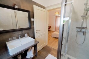 Bathtub, towels