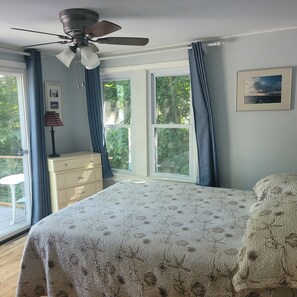 3 habitaciones, escritorio y tabla de planchar con plancha