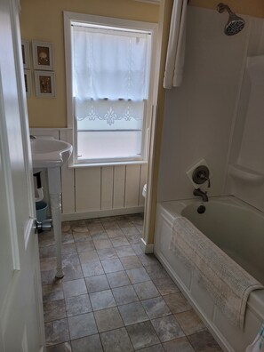 Combined shower/tub, hair dryer, towels, soap - Country cottage, Baseline Lake . Come fish, kayak or enjoy a camp fire. (Gobles)