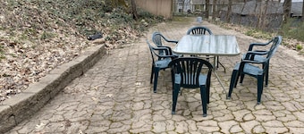 Country cottage, Baseline Lake . Come fish, kayak or enjoy a camp fire.