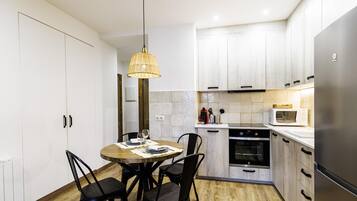 Fridge, microwave, oven, coffee/tea maker