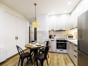 Kühlschrank, Mikrowelle, Ofen, Wasserkocher mit Kaffee-/Teezubehör