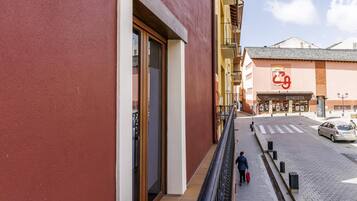 Un edifici amb un cinema i un restaurant.