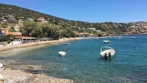 A coastal area with clear waters, boats, and buildings on the shore. - Remarkable 3double-Bed House in Daskalio (Daskalio)