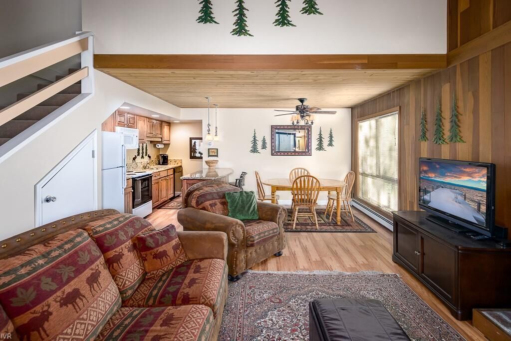 Cozy mountain retreat, steps away from Lake Tahoe!