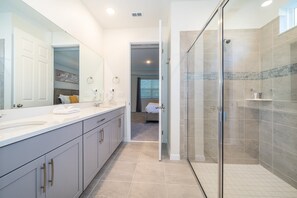 Combined shower/tub, hair dryer, towels