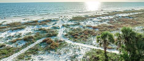 Una spiaggia nelle vicinanze, lettini da mare