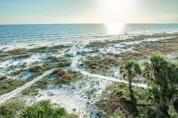 Vlak bij het strand, ligstoelen