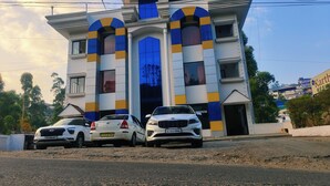 Un edifici de diverses plantes amb una façana característica i detalls blaus i grocs.