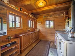 Uuni, kahvin-/teenkeitin, ruokailupöytä