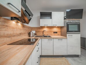 Fridge, oven, stovetop, dishwasher - Apartment on a farm with mountain views (Hopfgarten im Brixental)