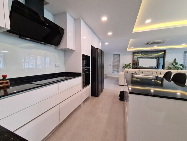 Full-sized fridge, microwave, oven, stovetop