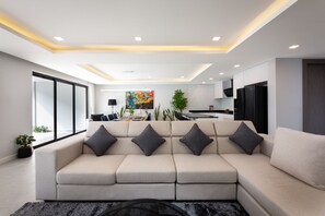 55-inch Smart TV with digital channels, TV, Netflix