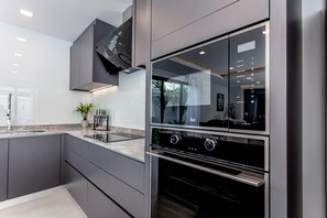 Full-sized fridge, microwave, oven, stovetop