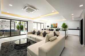 55-inch Smart TV with digital channels, TV, Netflix - Serenity Jomtien Villas (Pattaya)