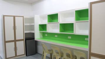 Kamar Basic, 4 kamar tidur, Bebas Asap Rokok, pemandangan gunung | Seprai antialergi dan dilengkapi dengan perabotan berbeda-beda