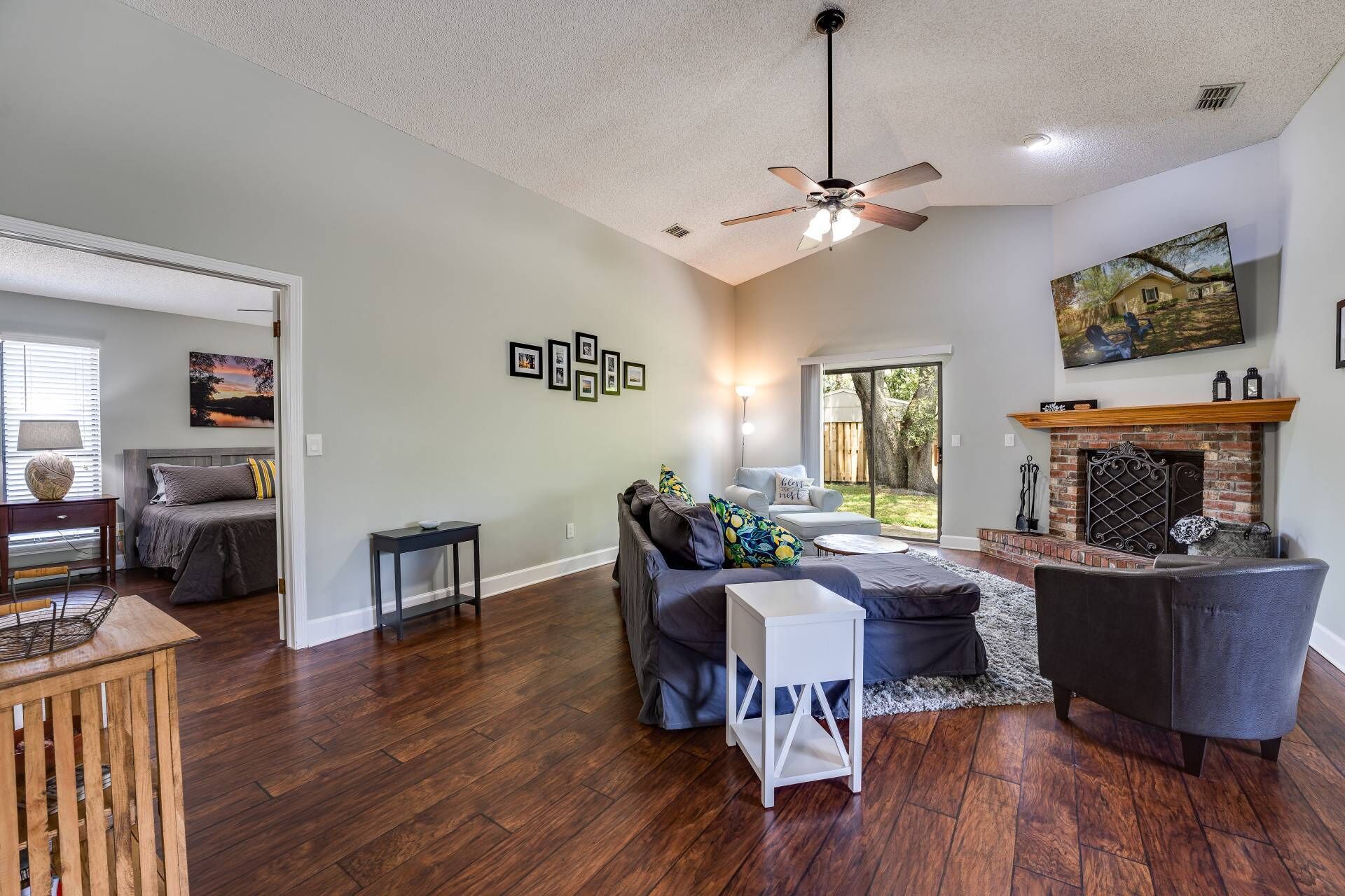 High Ceilings - nice and open living area - SMART TV with basic channels