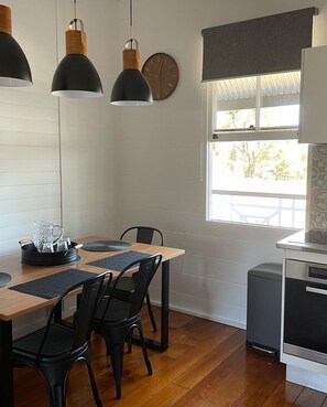 Dining - Luxury 100yr old workers cottage close to wineries & wedding venues (Mount Alford)