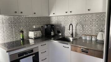 Fridge, oven, stovetop, dishwasher