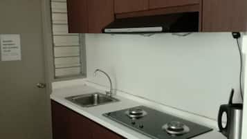 Jääkaappi, mikroaaltouuni, uuni, liesi