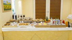Un buffet de petit-déjeuner proposant une variété d'aliments et de boissons.