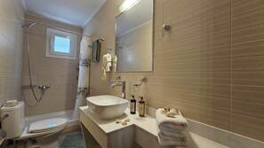 Combined shower/tub, hair dryer, towels, soap - Villa Canella, Modern villa with private pool, 5 minutes from the beach (Rethymnon)