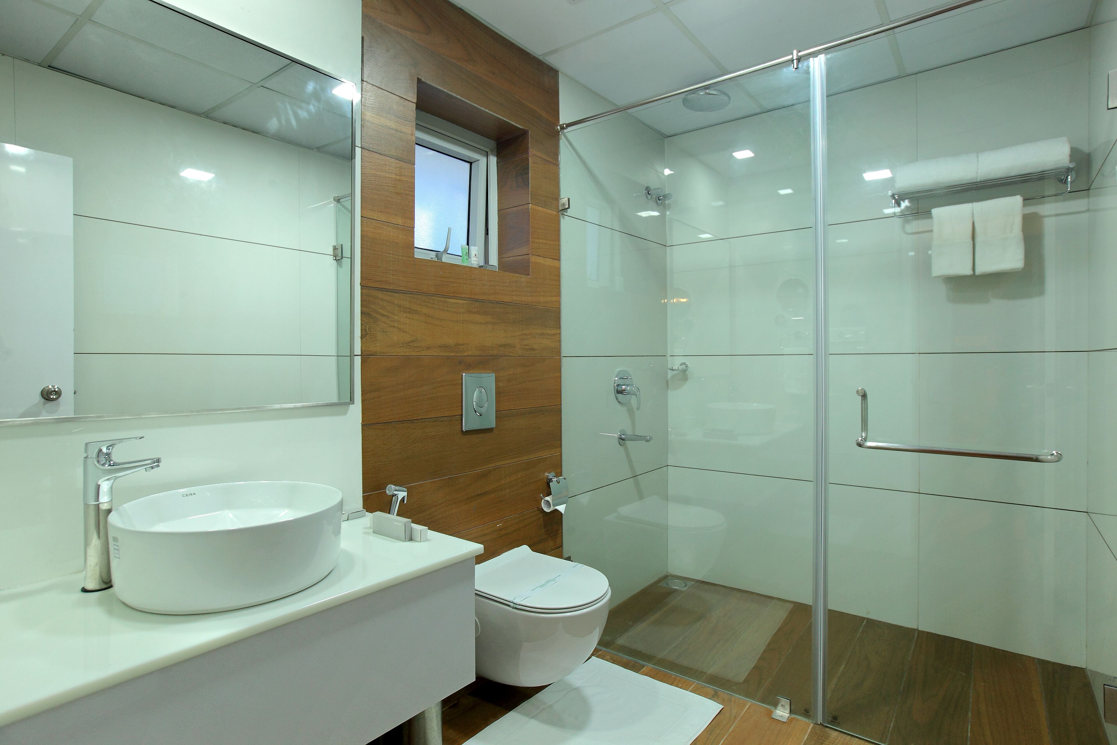 Superior tweepersoonskamer | Badkamer | Een douche, een regendouche, gratis toiletartikelen, een haardroger